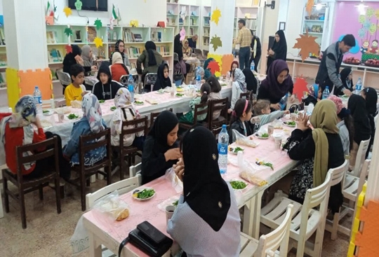 کودکان روزه دار، دور سفره های پر مهر کانون نشستند